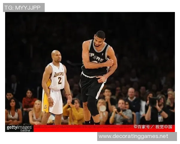 深圳篮球队以61分领跑世界杯积分榜展现强劲实力与团队合作精神