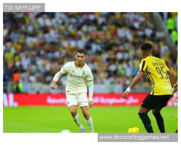 足球明星亲密互动展现粉丝热情引发全球关注与热议