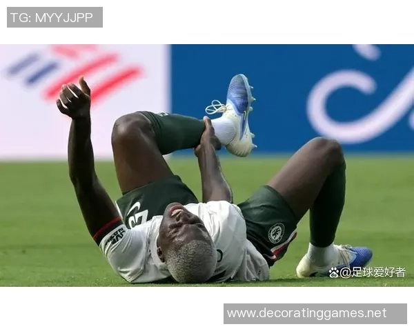 足球明星在比赛中不慎扭伤脚踝伤情引发球迷广泛关注与担忧